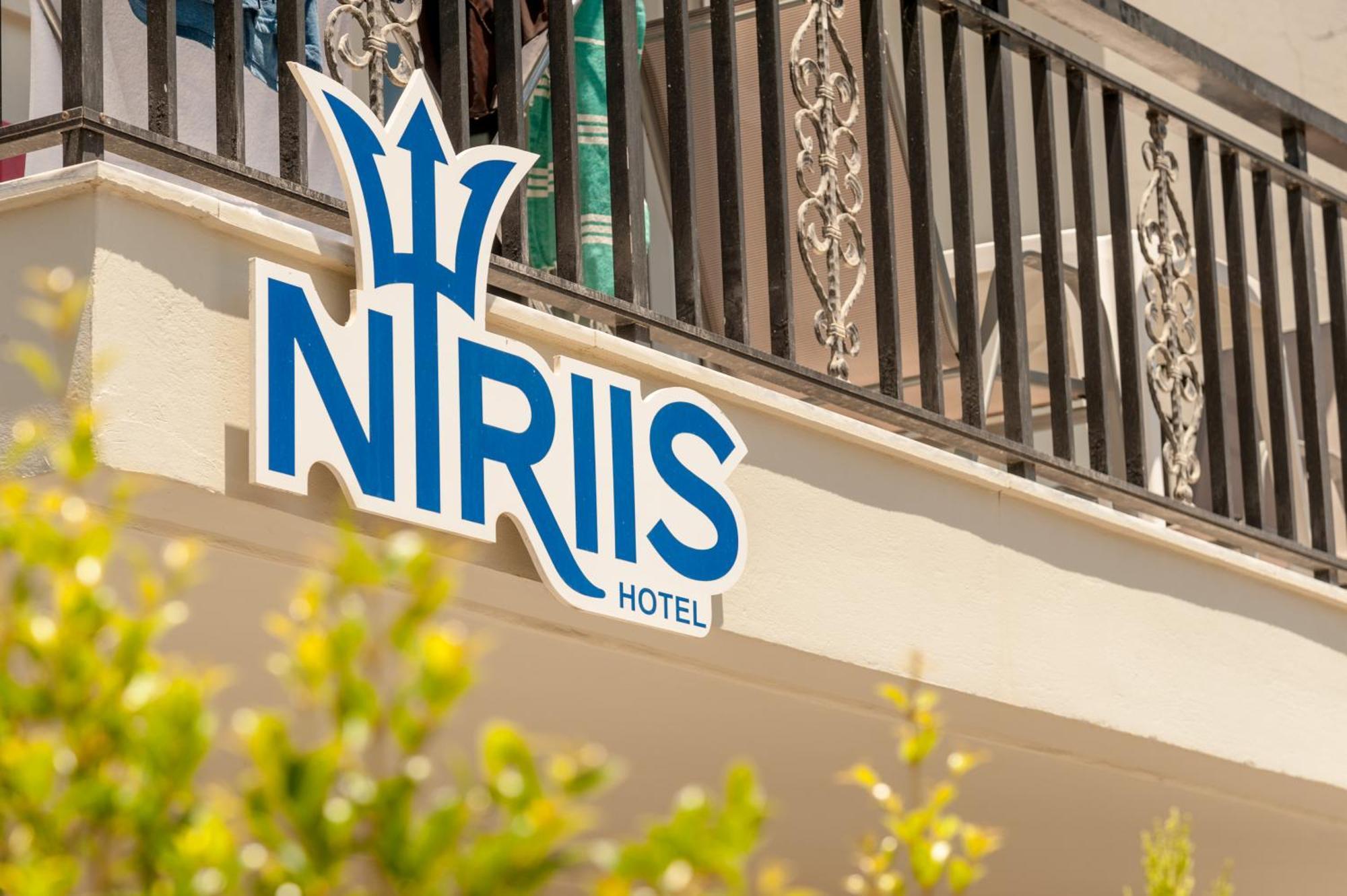 Niriis Hotel คาโตดารัตโซ ภายนอก รูปภาพ