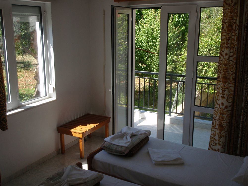 Niriis Hotel คาโตดารัตโซ ภายนอก รูปภาพ